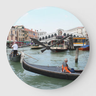 Tourists in Gondola look at Rialto Bridge, Venice Große Wanduhr