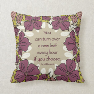 Tourner sur un nouvel oreiller à lancer feuille