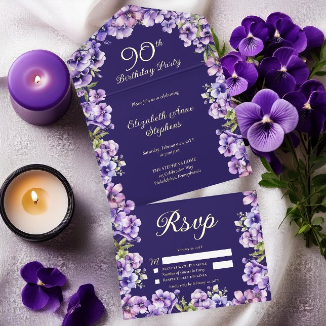 Tout En Un Invitation Élégante Violette violette Florale 90ème anniversa (Elegant Boho Purple Violets Floral Formal 90th Birthday Party All in One Gold Foil Invitation)
