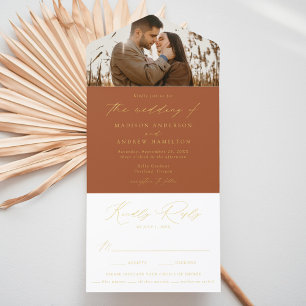 Tout En Un Invitation Mariage photo moderne en Terracotta Gold Foil Scri