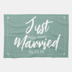 Tout juste mariés avec serviette de cuisine cadeau