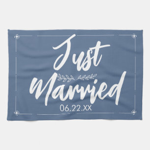 Tout juste mariés avec Serviette de cuisine cadeau