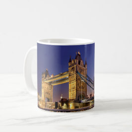 Tower Bridge an der nächtlichen Tasse