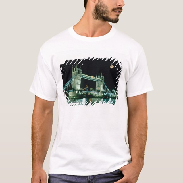 Tower Bridge at Night, London, England T-Shirt (Vorderseite)
