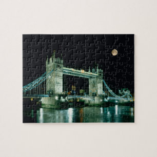 Tower Bridge bei Nacht, London, England