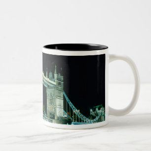 Tower Bridge bei Nacht, London, England Zweifarbige Tasse