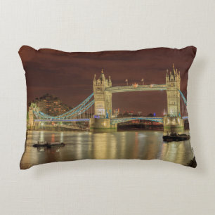 Tower Bridge bei Nacht, London Zierkissen