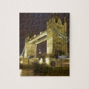 Tower Bridge und Themse in der Dämmerung, London,
