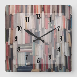 Towering Wall of Books Quadratische Wanduhr