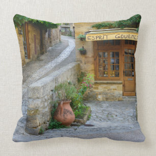 Townscape in Dordogne, Frankreich Wurfskissen Kissen