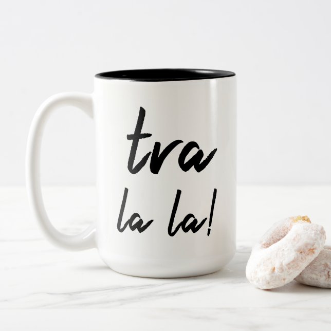 "Tra Lala!" Erklärung: Lässige moderne Typografie Zweifarbige Tasse (Mit Donut)