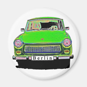 Trabant-Auto im Grün, Berlin Magnet