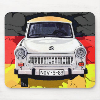 Trabant-Auto und deutsche Flagge, Berliner Mauer Mousepad