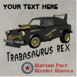 Trabant Car Fotoskulptur Magnet<br><div class="desc">Ein humorvolles, computergeneriertes, schwarzes und goldenes Bild eines maßgeschneiderten ostdeutschen Trabant Automobils. Der Sonderwagen's Spitzname Trabasaurus rex erscheint in einem geeigneten Schriftart sowohl an der Fahrzeugtür als auch unter dem Bild. Das Fahrzeug ist mit einem Idaho-Nummernschild versehen, das die Buchstaben "TRABI REX" wie es von den mythischen Warschauer Pakt Wonder...</div>