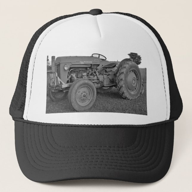 Tracteur antique dans le casquette noir et blanc (Devant)