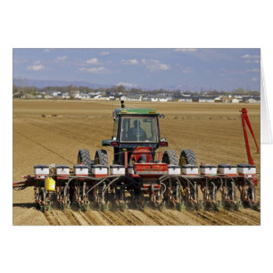 Tracteur tirant un planteur de maïs de graine