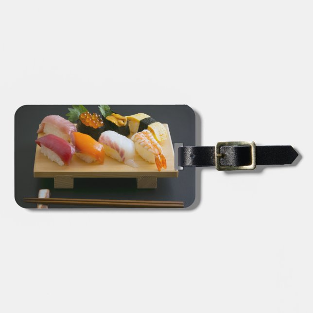 Traditional Sushi Platter – Japanese Elegance Lugg Gepäckanhänger (Vorderseite horizontal)