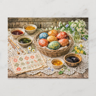 Traditionell dekorierte Ostereier mit natürlichem  Postkarte