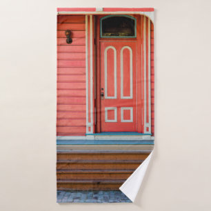 Traditionell rote Holztür und -porchdoor, Badehandtuch