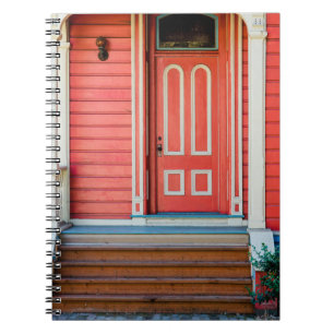 Traditionell rote Holztür und -porchdoor, Notizblock