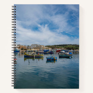Traditionelle bunte Fischerboote im Hafen Notizbuch