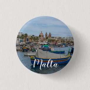 Traditionelle bunte Fischerboote in Malta Button