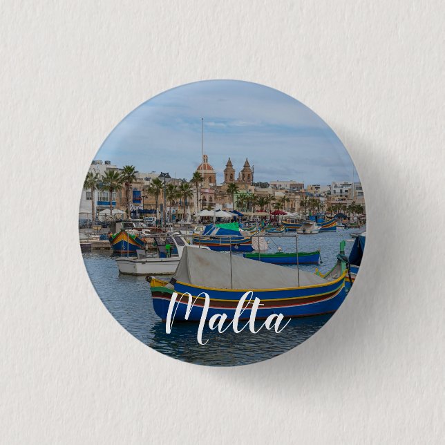 Traditionelle bunte Fischerboote in Malta Button (Vorderseite)