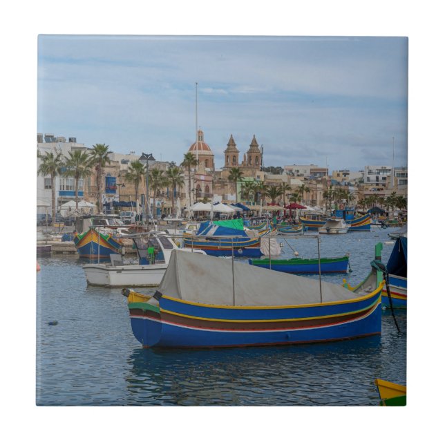 Traditionelle bunte Fischerboote in Malta Fliese (Vorderseite)