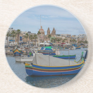 Traditionelle bunte Fischerboote in Malta Getränkeuntersetzer