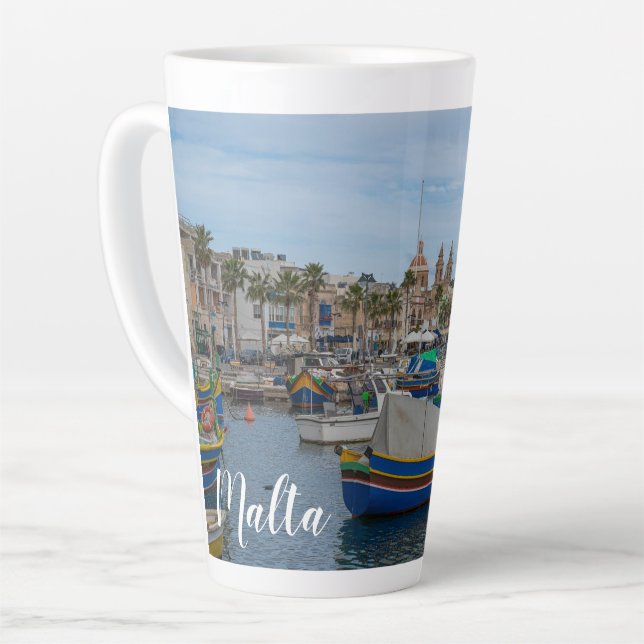 Traditionelle bunte Fischerboote in Malta Milchtasse (Linke Ecke)