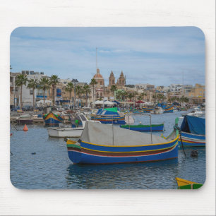 Traditionelle bunte Fischerboote in Malta Mousepad
