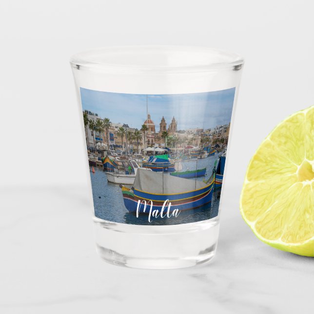 Traditionelle bunte Fischerboote in Malta Schnapsglas (Vorderseite)