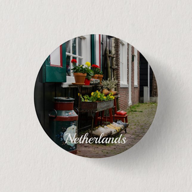 Traditionelle holländische Holzschuhe auf der Stra Button (Vorderseite)