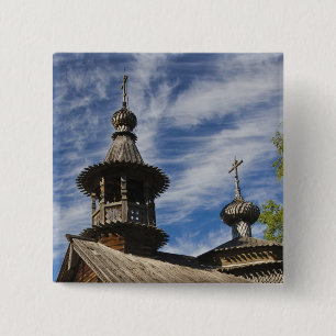 Traditionelle hölzerne russisch-orthodoxe Kirche Button