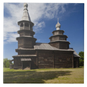 Traditionelle hölzerne russisch-orthodoxe Kirche Fliese