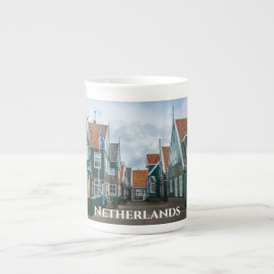 Traditionelle Holzhäuser in Marken Prozellantasse