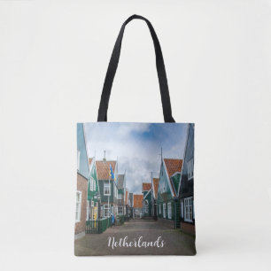 Traditionelle Holzhäuser in Marken Tasche