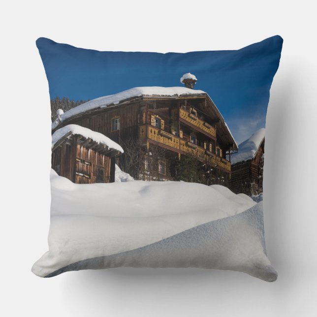 Traditionelle Holzhütten im Schnee Kissen (Vorderseite)