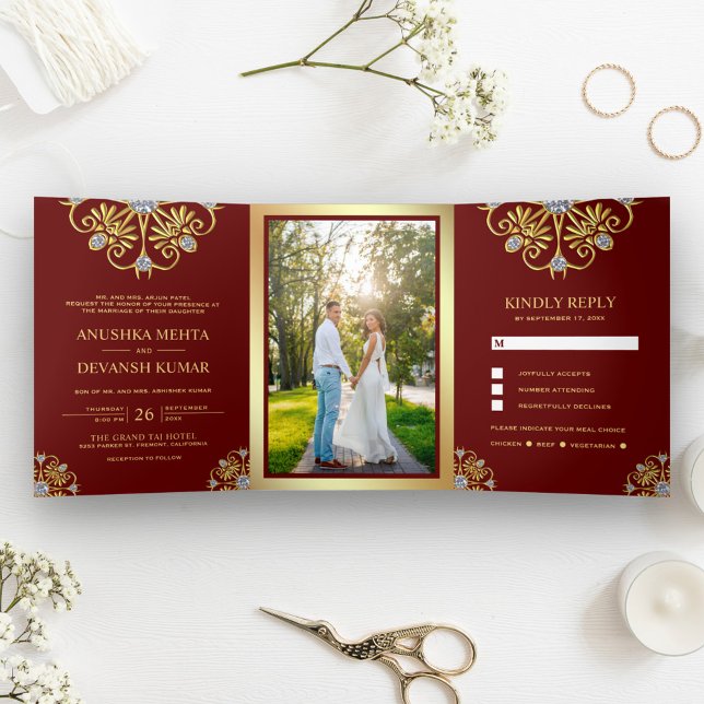 Traditionelle indische Hochzeit in Rot und Gold Dreifach Gefaltete Einladung (Von Creator hochgeladen)
