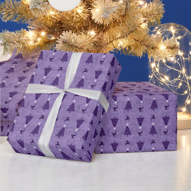 Traditionelle Lila Weihnachtsbäume und Rentiere Geschenkpapier (Feiertage)