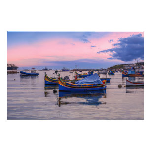 Traditionelle maltesische Boote in Marsaxlokk Fotodruck