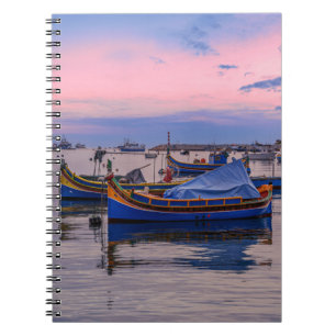 Traditionelle maltesische Boote in Marsaxlokk Notizblock