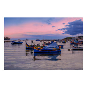 Traditionelle maltesische Boote in Marsaxlokk Poster