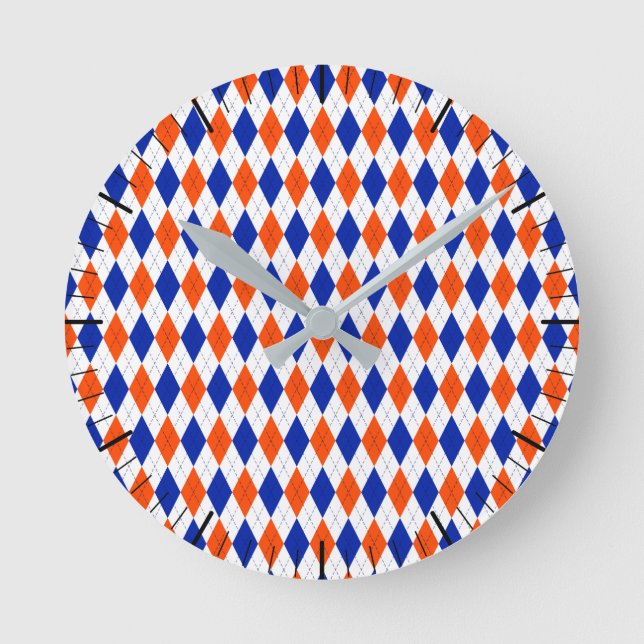 Traditionelle Preppy-Raute in Orange und Blau Runde Wanduhr (Vorderseite)