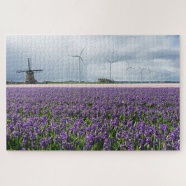Traditionelle und moderne Windmühlen mit Blumen