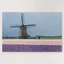 Traditionelle Windmühle mit den rosa und lila