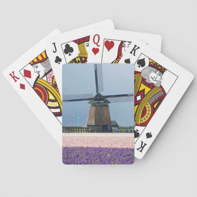 Traditionelle Windmühle mit den rosa und lila Spielkarten (Rückseite)
