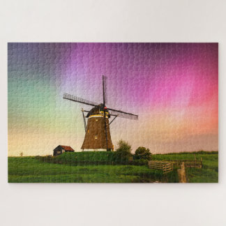 Traditionelle Windmühle unter dem Nordlicht