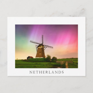 Traditionelle Windmühle unter dem Nordlicht Postkarte