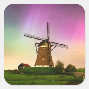 Traditionelle Windmühle unter dem Nordlicht Quadratischer Aufkleber
